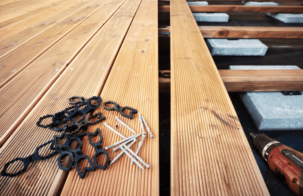 małe czarne rzeczy leżą na drewnianych belkach