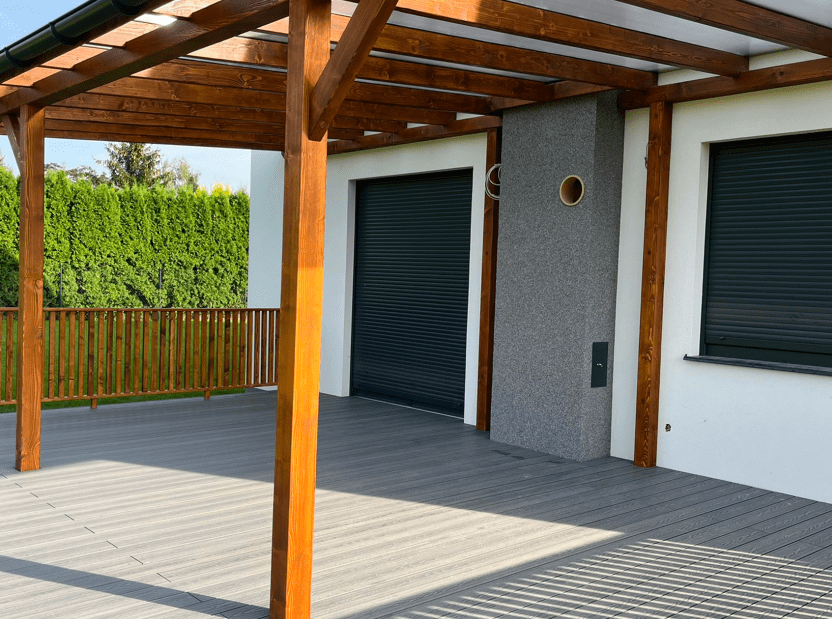 Taras, którego fundamenty są pomarańczowe, a na drugim planie widać zasłonięte okno