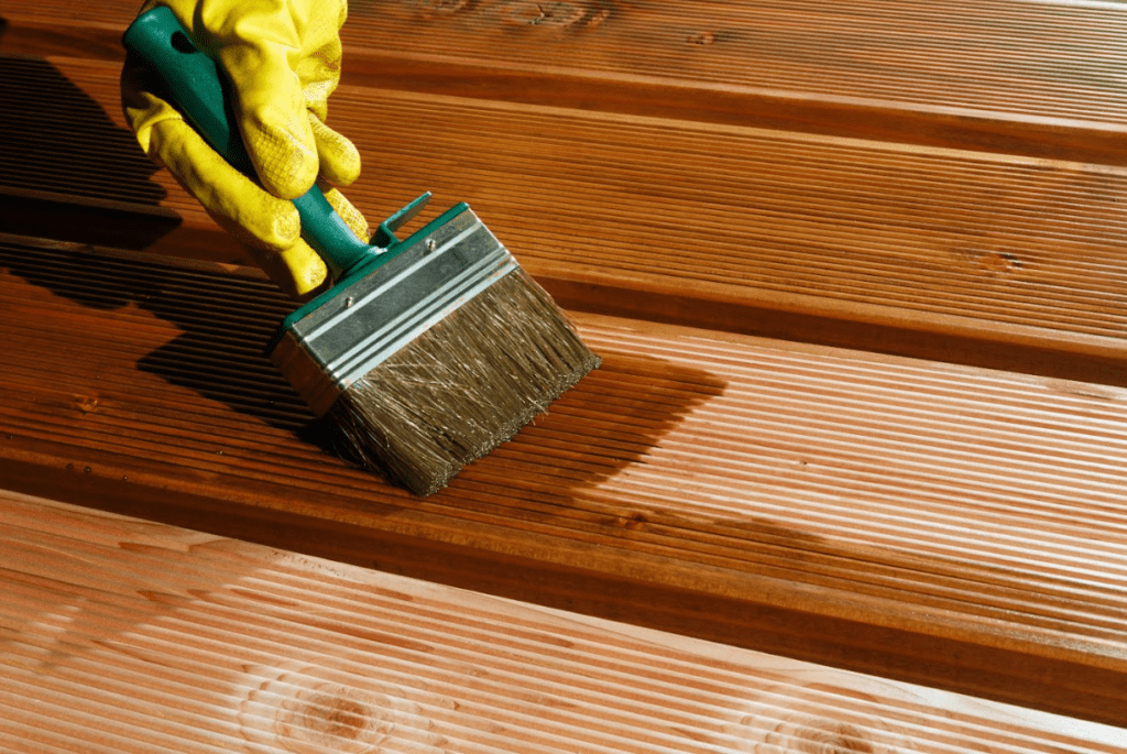 ręka maluje drewno stolarstwo ogrodowe Swarzędz